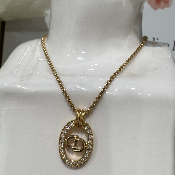 ✨Christian Dior Vintage Gold Tone CD Logo Oval
Pendant Necklace with Rhinestones - Picture 6 of 17